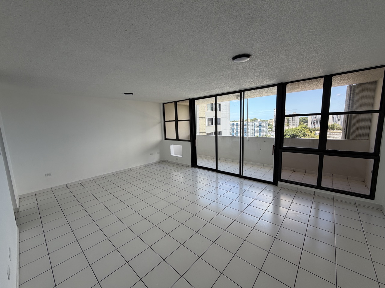 Balcón con vista del condominio en Guaynabo