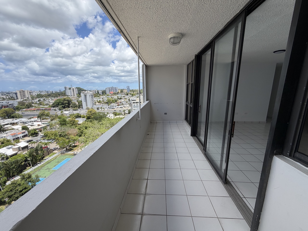 Sala amplia del condominio en Guaynabo